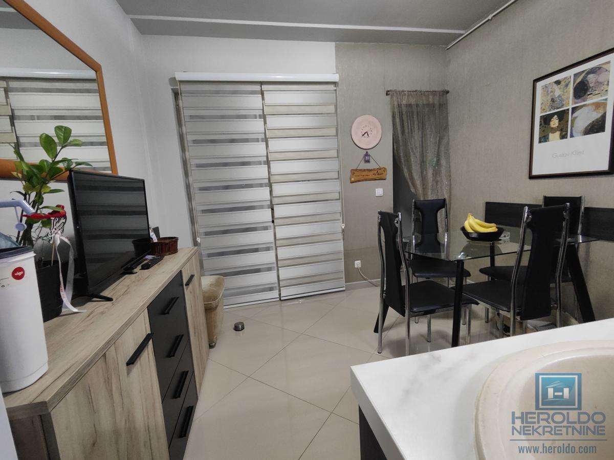 Renoviran stan sa garažom i podrumom kod tehničke škole 9