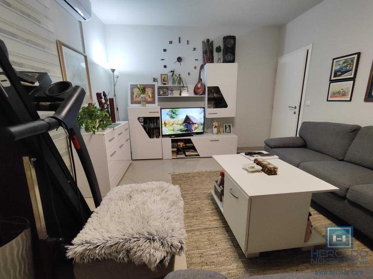 Renoviran stan sa garažom i podrumom kod tehničke škole 3