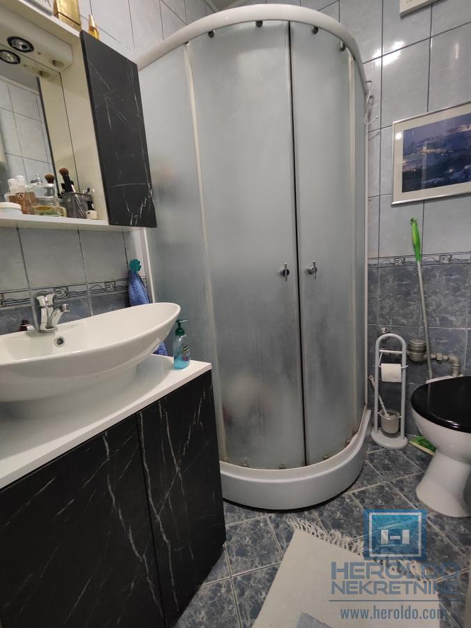 Renoviran stan sa garažom i podrumom kod tehničke škole 15