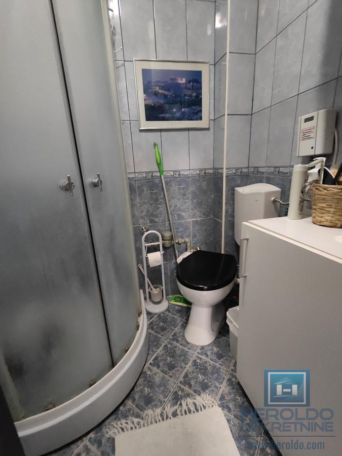 Renoviran stan sa garažom i podrumom kod tehničke škole 16