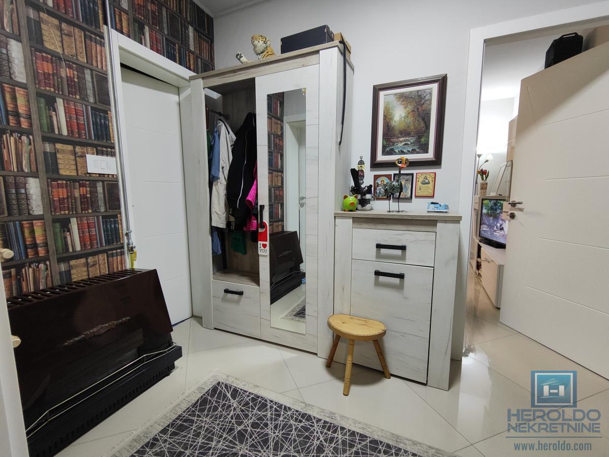 Renoviran stan sa garažom i podrumom kod tehničke škole 17