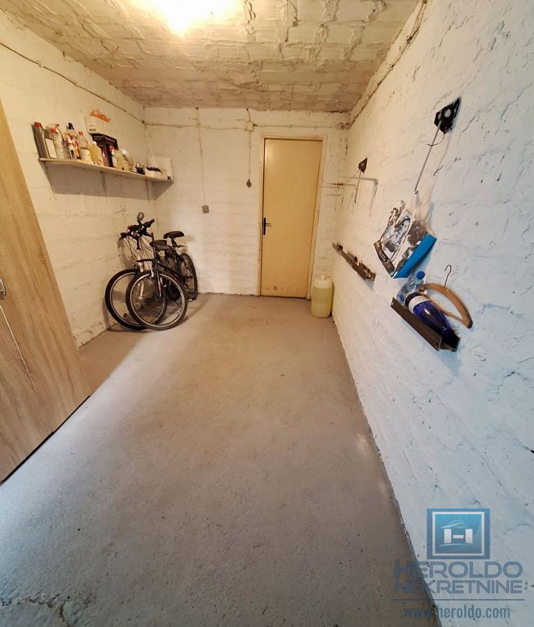 Renoviran stan sa garažom i podrumom kod tehničke škole 18