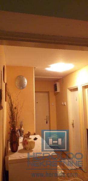 Renoviran stan u naselju Kajsijar 11