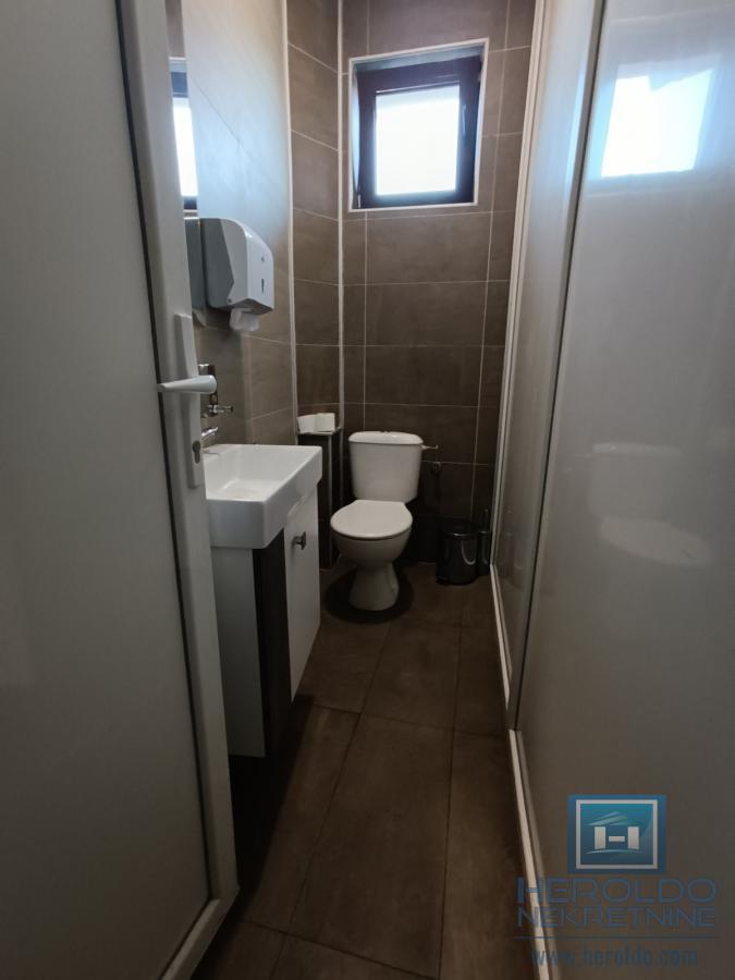 Restoran sa kompletnim inventarom 17