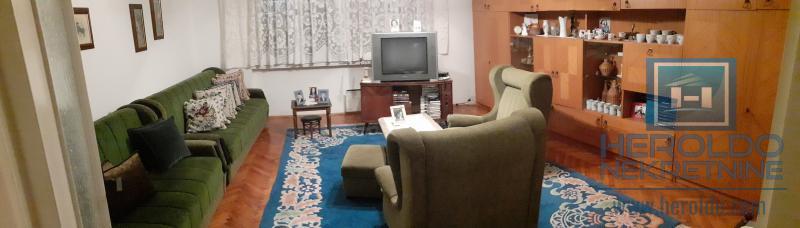 Kuća u centru Tečića dve odvojene stambene jedinice 1