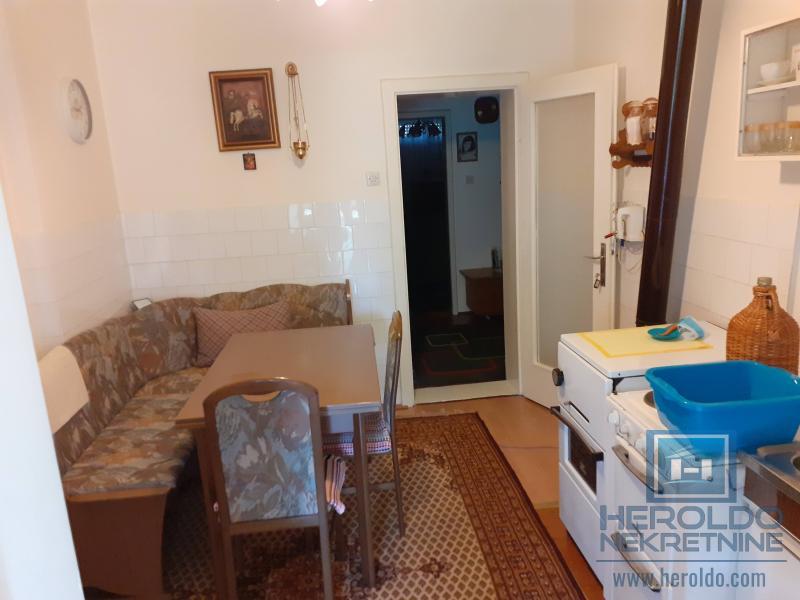 Kuća u centru Tečića dve odvojene stambene jedinice 3