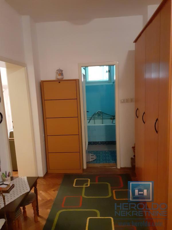 Kuća u centru Tečića dve odvojene stambene jedinice 5