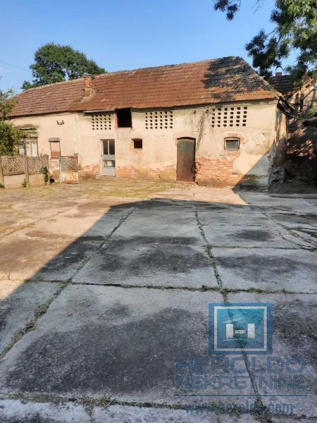 Seosko domaćinstvo sa ekonomskim dvorištem 10