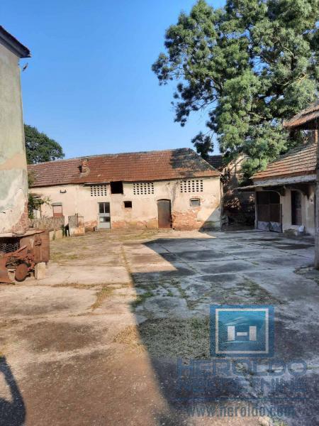 Seosko domaćinstvo sa ekonomskim dvorištem 11