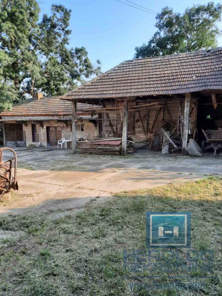 Seosko domaćinstvo sa ekonomskim dvorištem 12