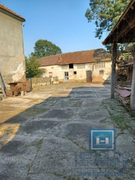 Seosko domaćinstvo sa ekonomskim dvorištem 13