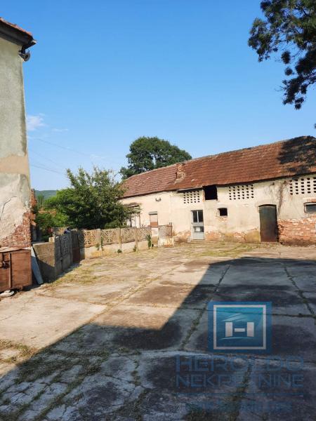 Seosko domaćinstvo sa ekonomskim dvorištem 14