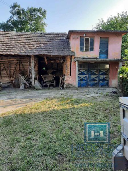 Seosko domaćinstvo sa ekonomskim dvorištem 15