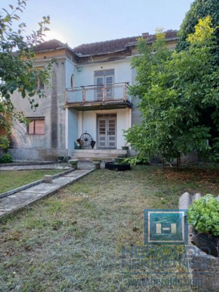 Seosko domaćinstvo sa ekonomskim dvorištem 1