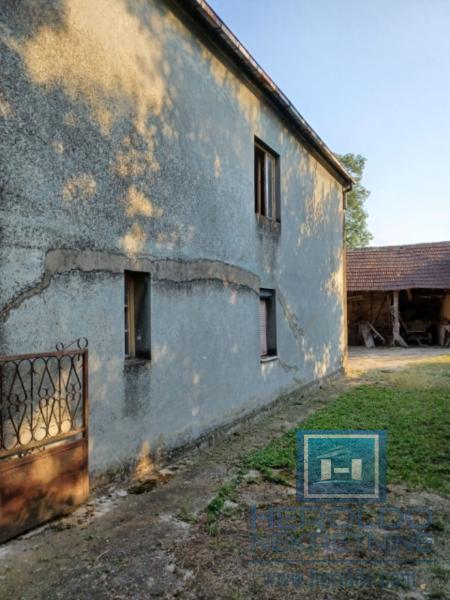 Seosko domaćinstvo sa ekonomskim dvorištem 3