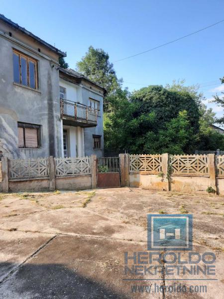 Seosko domaćinstvo sa ekonomskim dvorištem 6