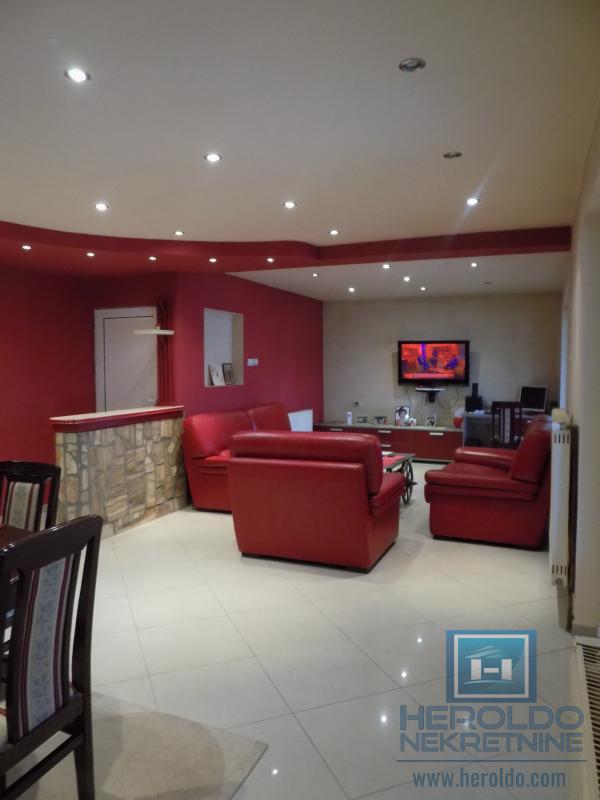 Sređena kuća sa lokalom 10