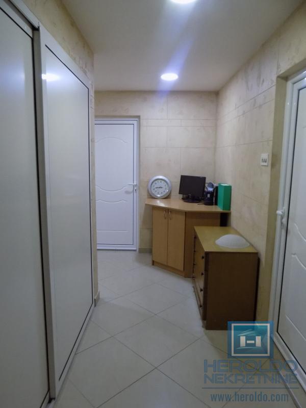 Sređena kuća sa lokalom 11