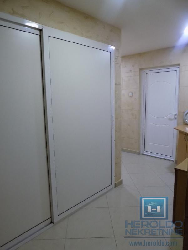 Sređena kuća sa lokalom 12