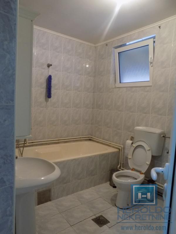 Sređena kuća sa lokalom 13