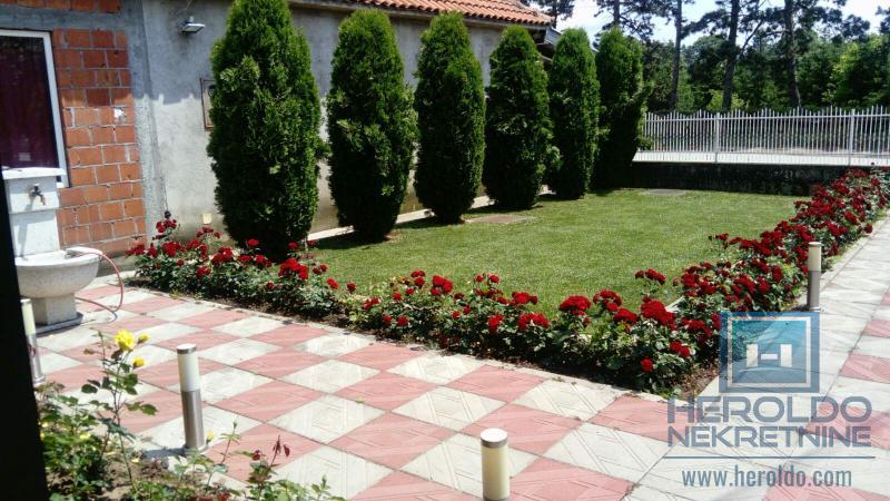 Sređena kuća sa lokalom 3