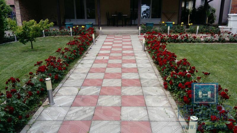 Sređena kuća sa lokalom 5