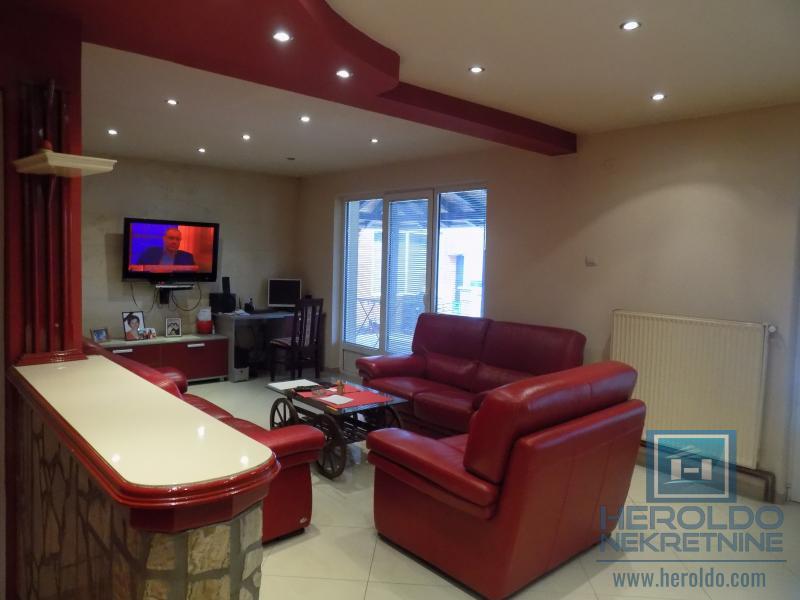 Sređena kuća sa lokalom 9