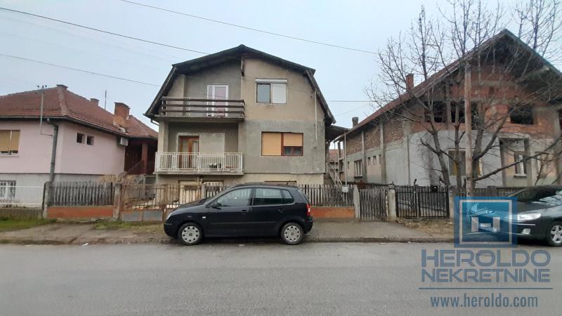 Sređena useljiva kuća, veće površine u blizini Akva parka 26