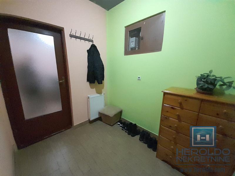 Sređena useljiva kuća, veće površine u blizini Akva parka 12