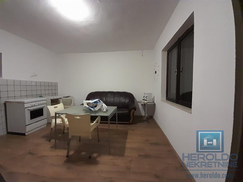 Sređena useljiva kuća, veće površine u blizini Akva parka 30