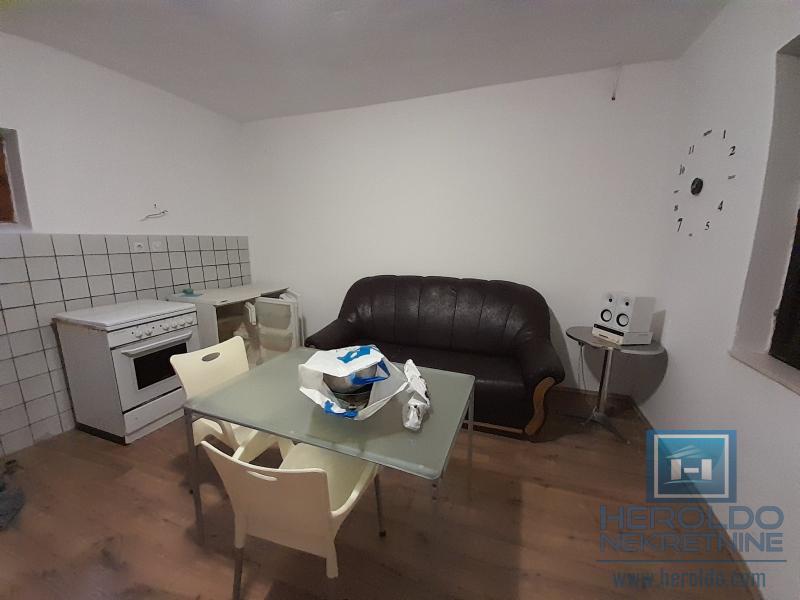 Sređena useljiva kuća, veće površine u blizini Akva parka 34