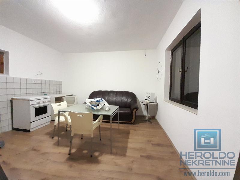 Sređena useljiva kuća, veće površine u blizini Akva parka 35