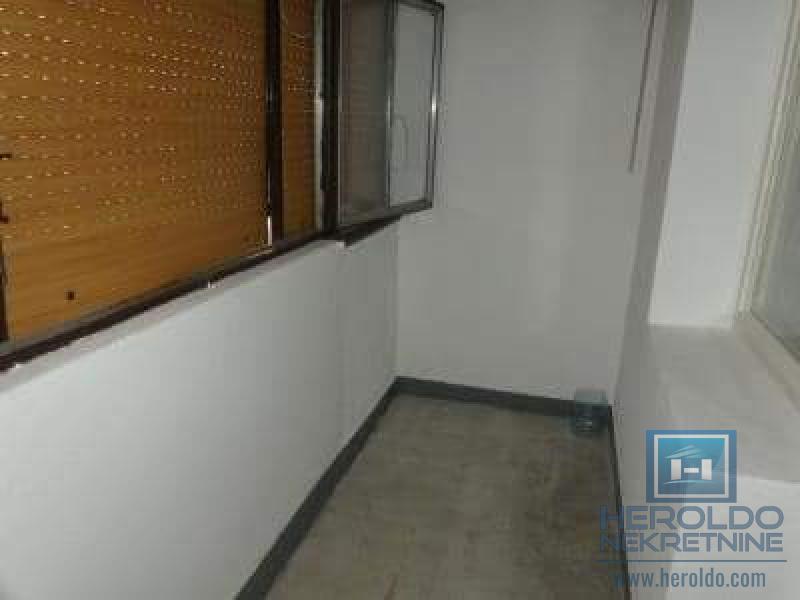 CENTAR – Stan 50 m² sa dve terase na 2 min od pešačke zone 10