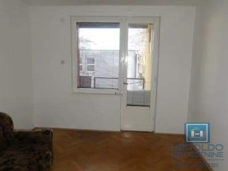 CENTAR – Stan 50 m² sa dve terase na 2 min od pešačke zone 2