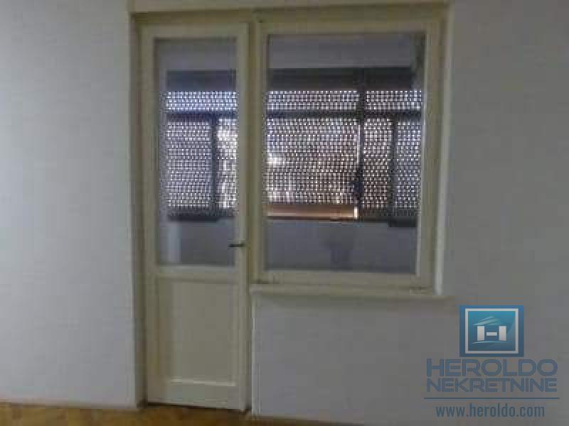 CENTAR – Stan 50 m² sa dve terase na 2 min od pešačke zone 4