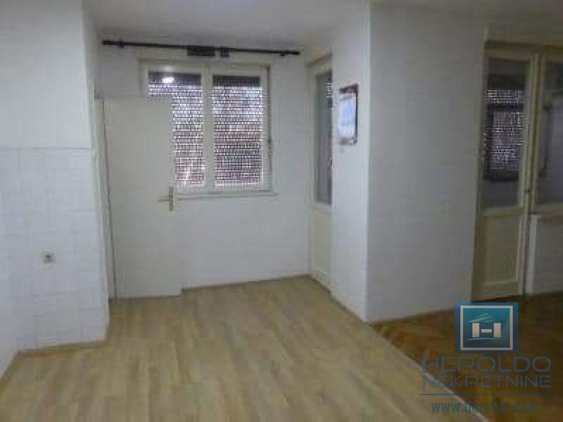 CENTAR – Stan 50 m² sa dve terase na 2 min od pešačke zone 9