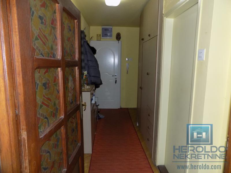 Stan u strogom centru pogodan i za poslovni prostor 15