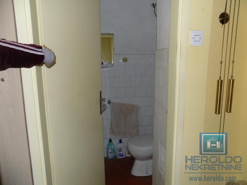 Stan u strogom centru pogodan i za poslovni prostor 7