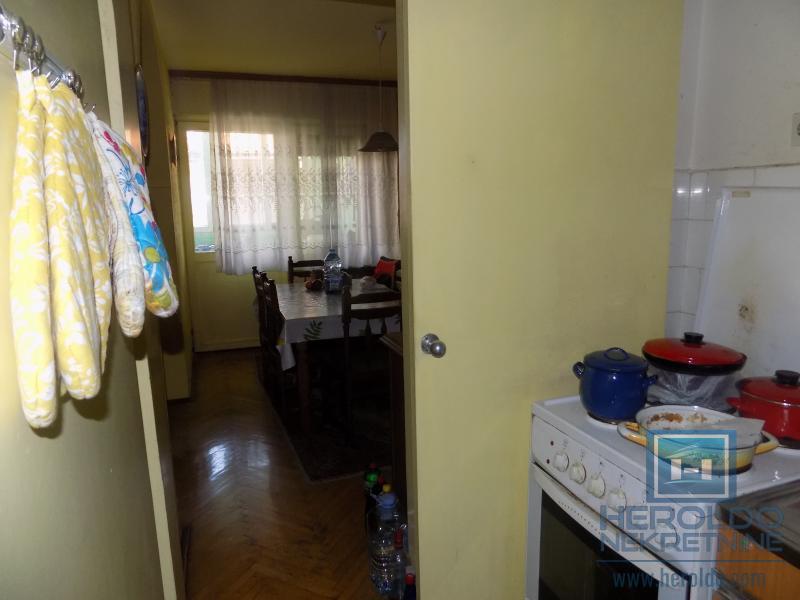 Stan u strogom centru pogodan i za poslovni prostor 8