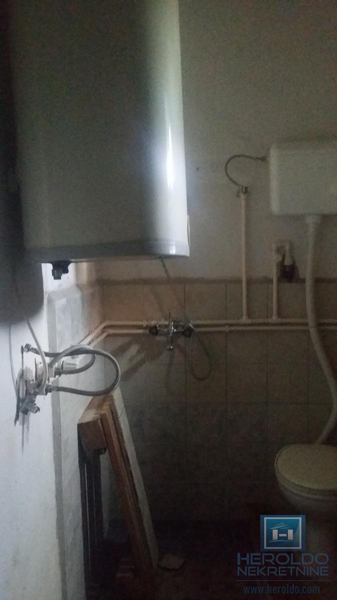 Starija kuća u centru sela Vojska 24