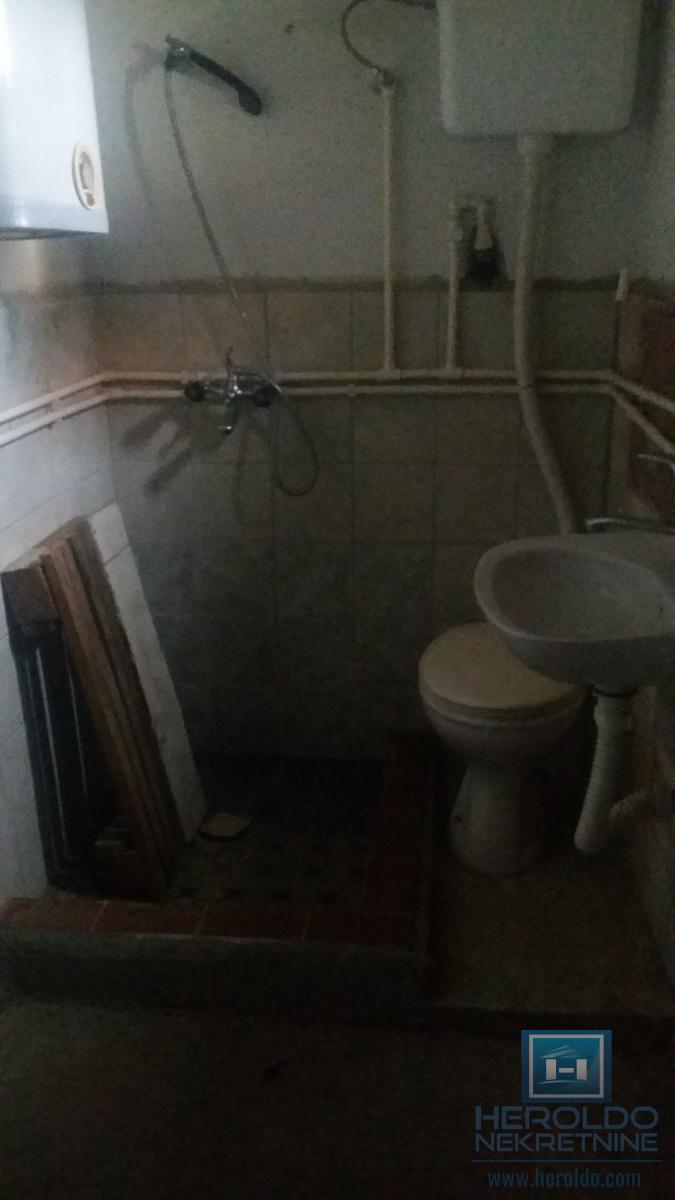 Starija kuća u centru sela Vojska 25