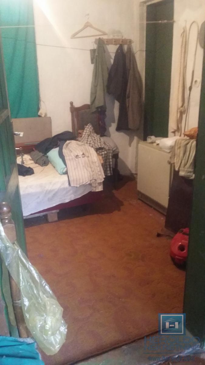 Starija kuća u centru sela Vojska 26