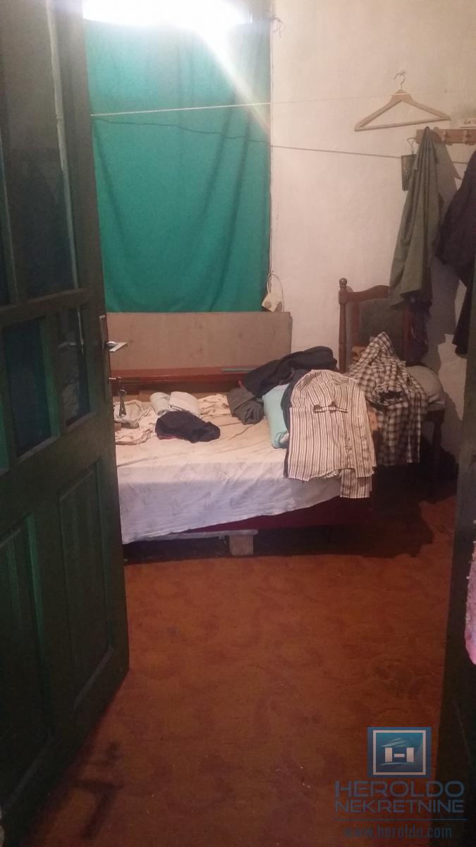 Starija kuća u centru sela Vojska 28