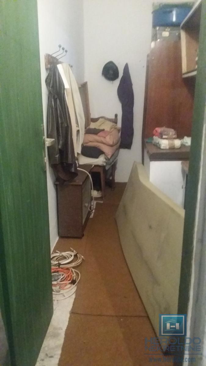 Starija kuća u centru sela Vojska 29