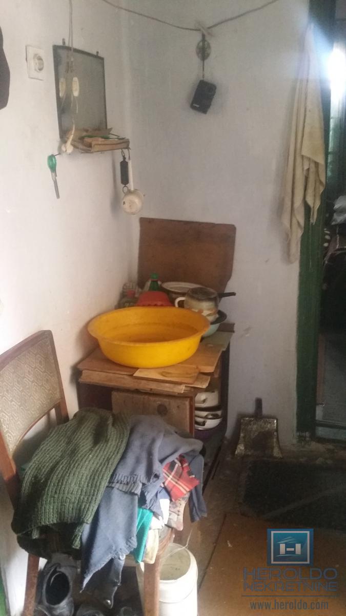 Starija kuća u centru sela Vojska 10