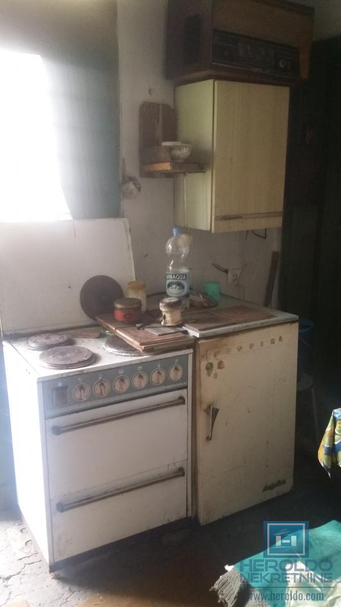 Starija kuća u centru sela Vojska 11