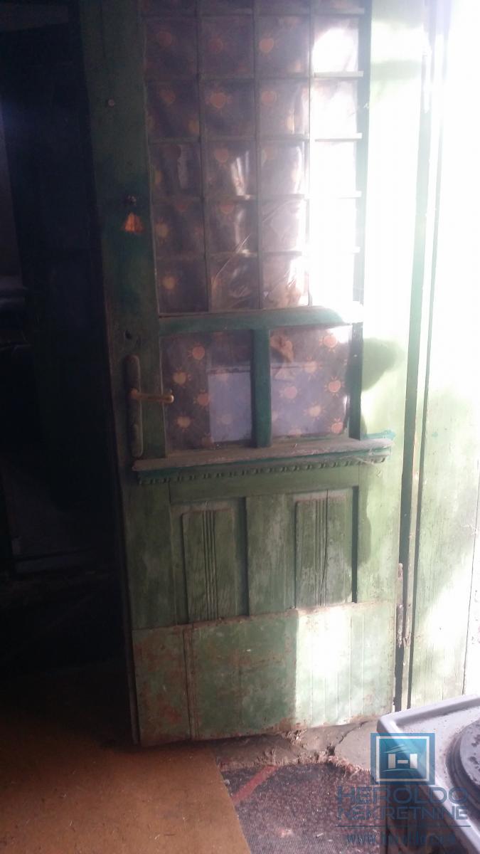 Starija kuća u centru sela Vojska 12