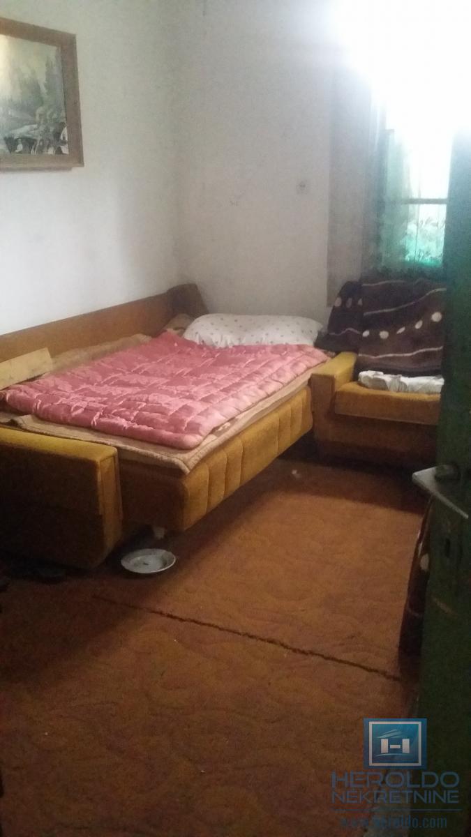 Starija kuća u centru sela Vojska 13