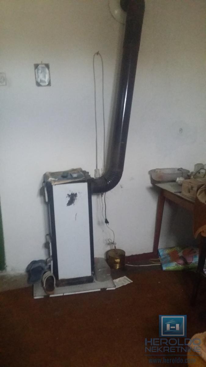 Starija kuća u centru sela Vojska 14