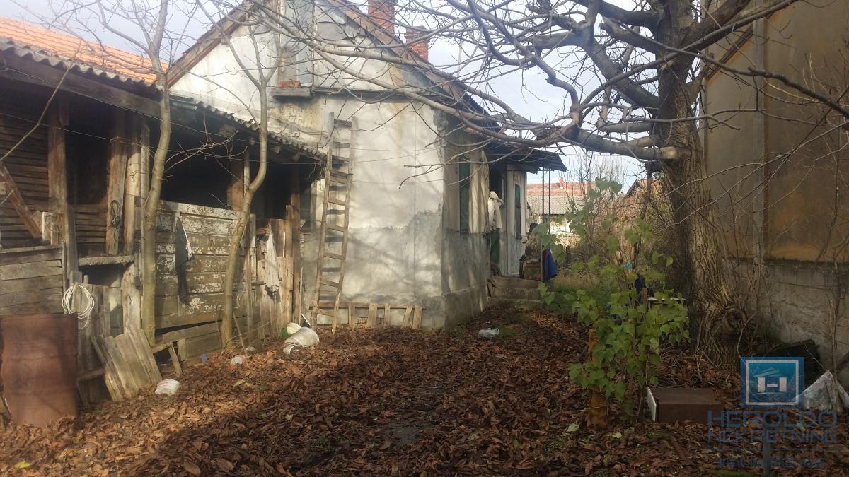 Starija kuća u centru sela Vojska 7